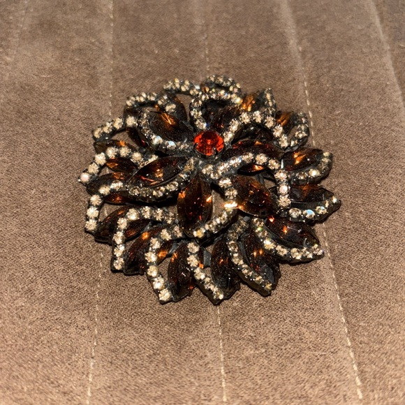 Beautiful brown stone with yellow stone detailing.Red-orange center stone brooch - Picture 3 of 4